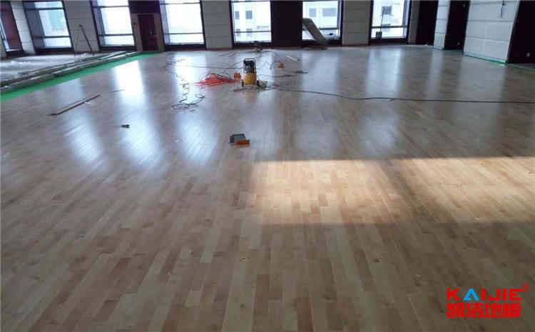 體育運動木地板刷漆工藝（永城健身房體育運動木地板）